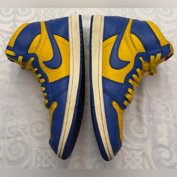 Nike Air Jordan 1 High Woman Size 10 / Men 8.5 Sneakers Running Shoes FD2596-700 - Picture 8 of 15